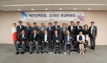 지난 3일 서울 여의도 산업은행 본점에서 권태진 GS&J 북한동북아연구원 원장(앞줄 왼쪽부터), 조성렬 국가안보전략연구원 수석연구위원, 장병돈 산업은행 KDB미래전략연구소장, 이상만 중앙대학교 명예교수·북한정책포럼 회장, 장환빈 한반도개발협력연구네트워크 공동대표 등이 기념촬영을 하고 있다. 산업은행 제공.